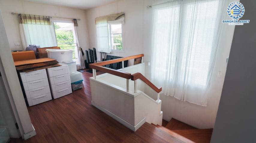 บ้านเดี่ยวมือสอง นนทบุรี ม.ชัยพฤกษ์ บางใหญ่ คุณภาพจากแบรนด์ L&H เนื้อที่กว้าง 56.20 ตร.ว. ฟังก์ชัน 3 ห้องนอน 3 ห้องน้ำ 2 ที่จอดรถ ภายในตกแต่งโมเดิร์น สภาพมือหนึ่ง พร้อมเข้าอยู่ได้เลย! โครงการตั้งบนทำเลเดินทางสะดวก ใกล้รถไฟฟ้าสายสีม่วง "สถานีคลองบางไผ่" และจุดขึ้นทางด่วน "กาญจนาภิเษก"